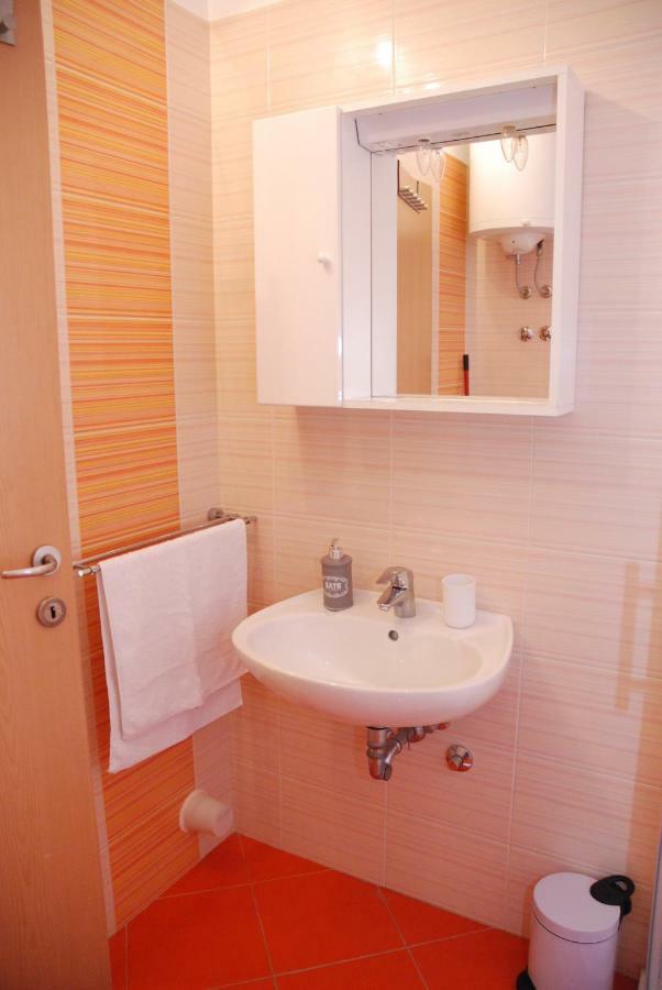 Apartmani Radin Rosini Exteriör bild